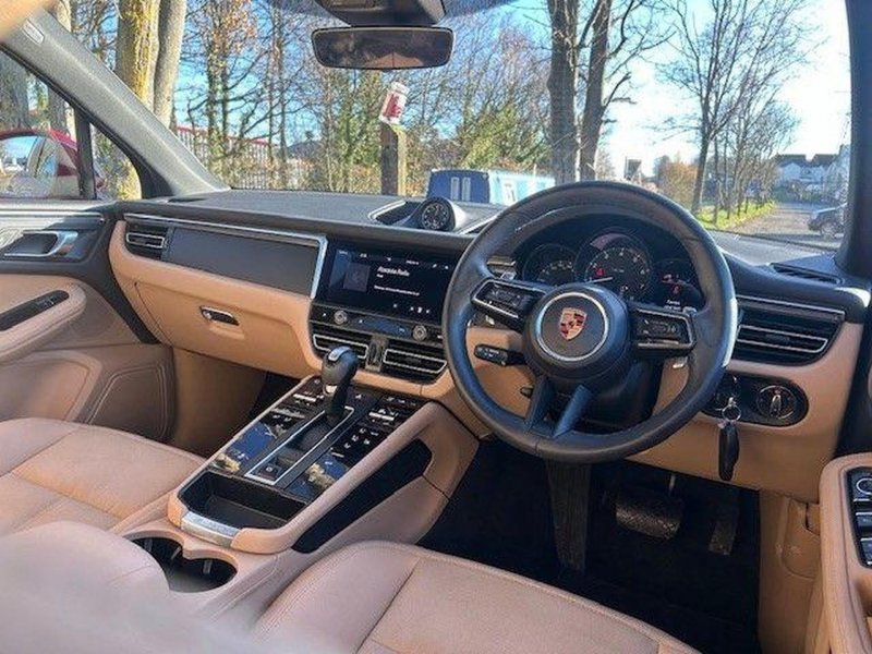 PORSCHE MACAN