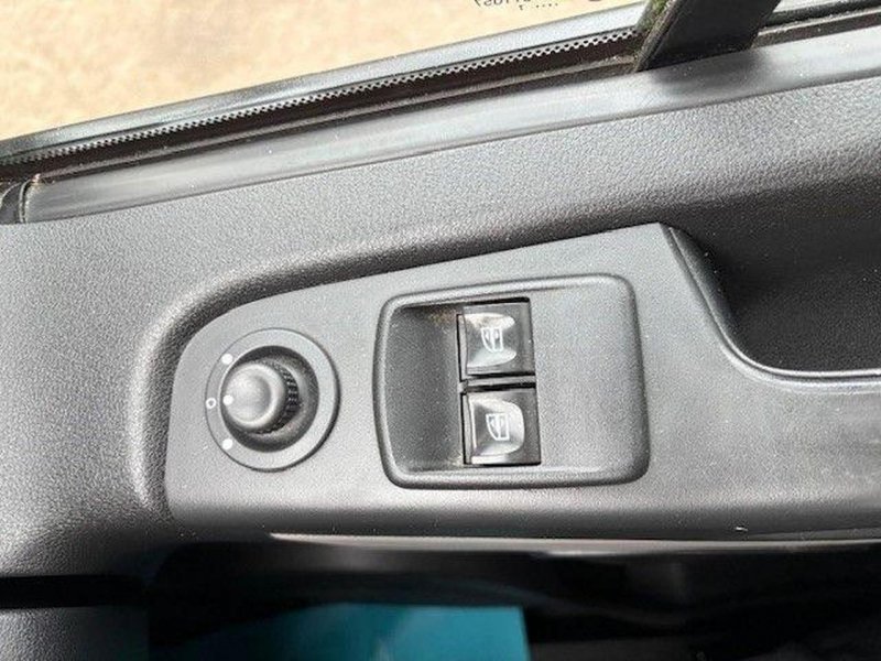 NISSAN NV300