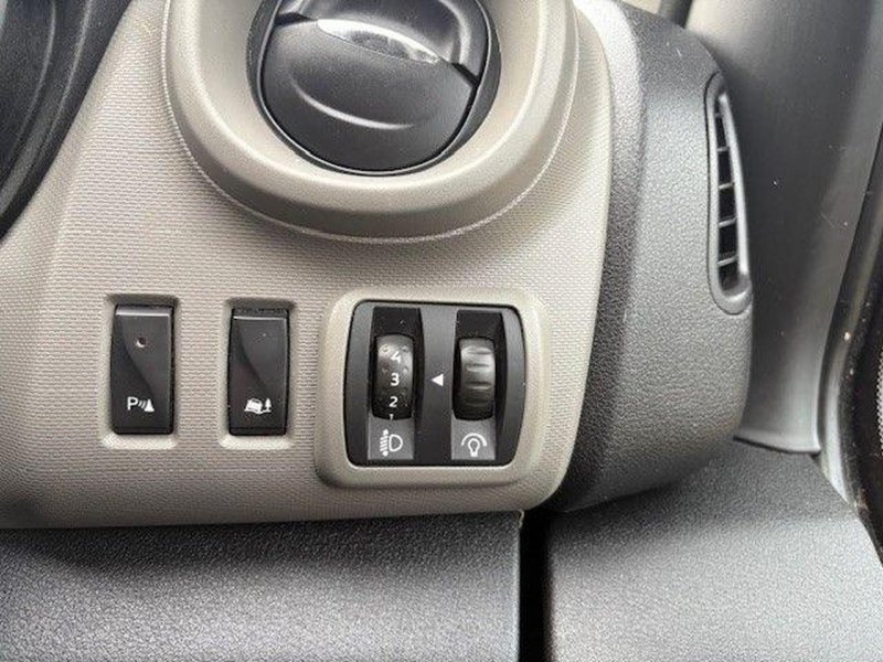 NISSAN NV300