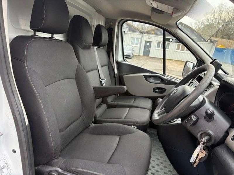 NISSAN NV300