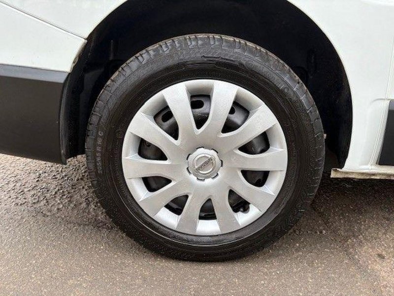 NISSAN NV300