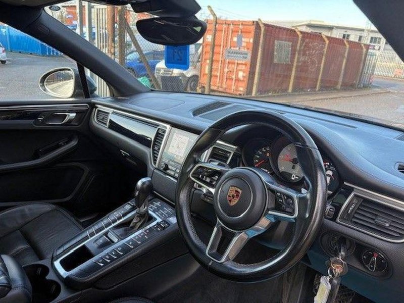 PORSCHE MACAN