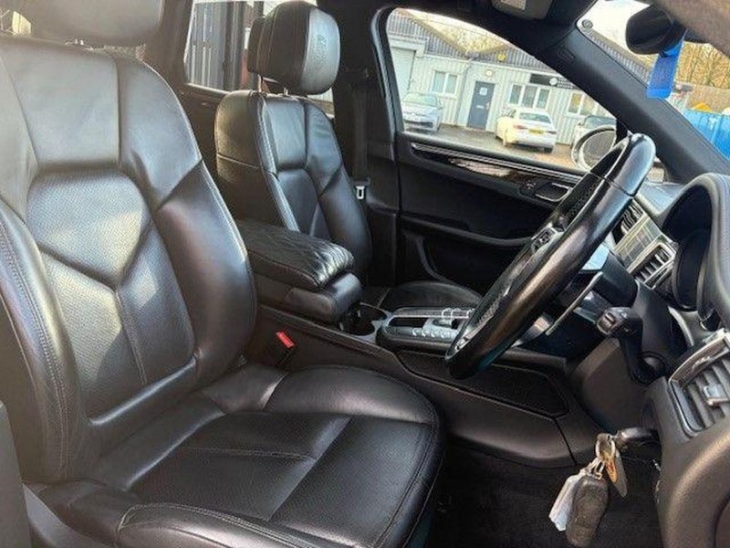 PORSCHE MACAN