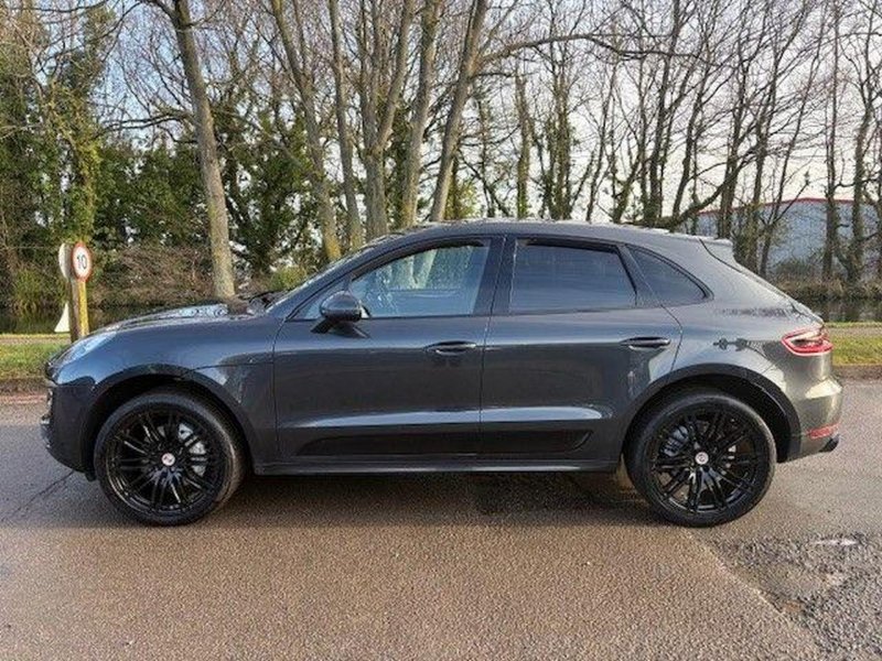 PORSCHE MACAN