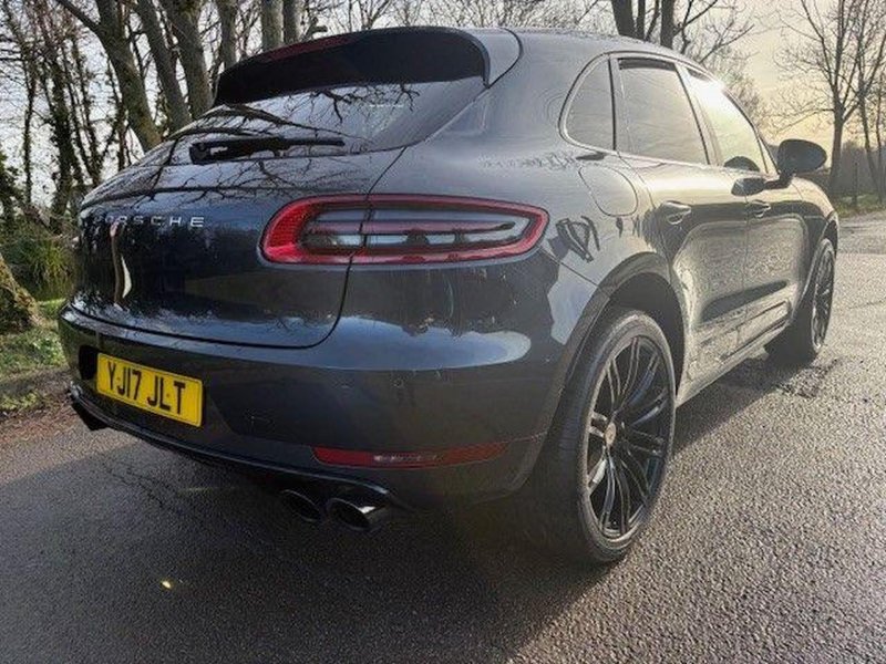 PORSCHE MACAN