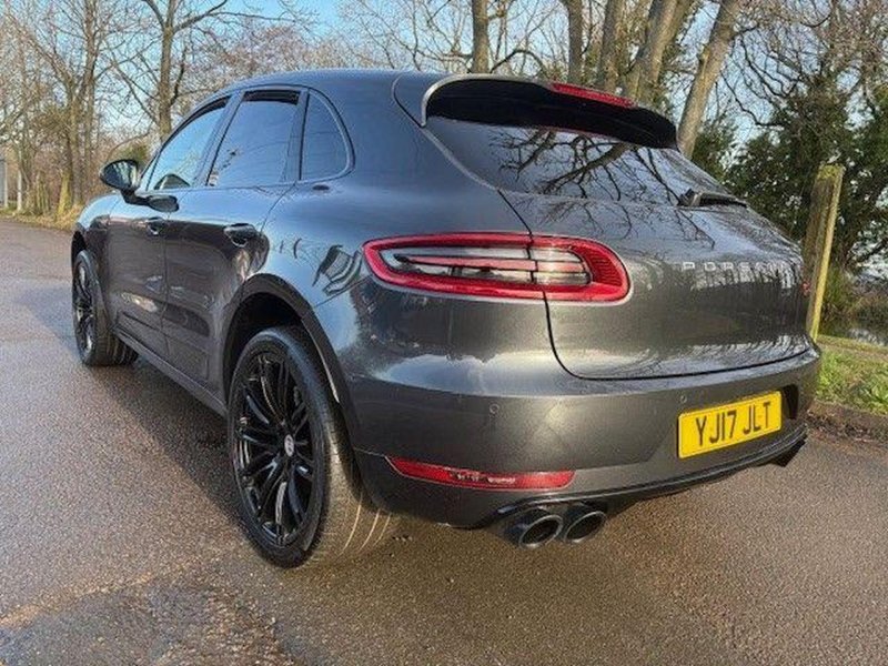 PORSCHE MACAN
