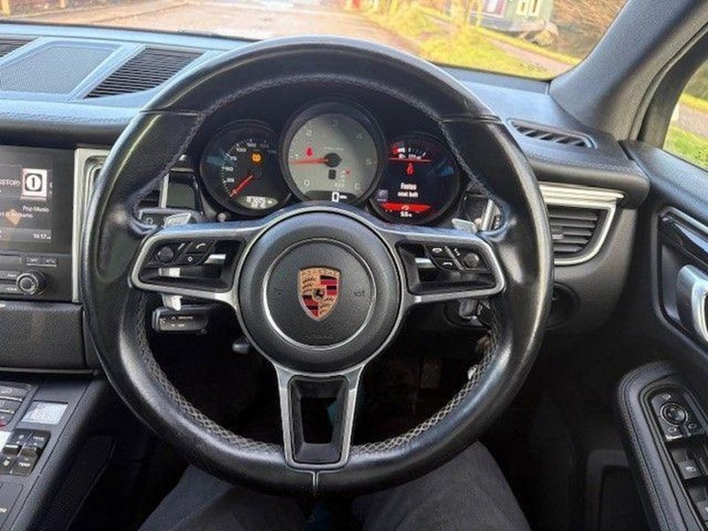 PORSCHE MACAN