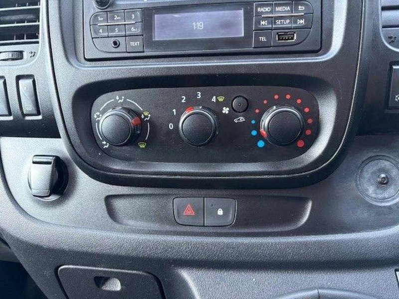 VAUXHALL VIVARO